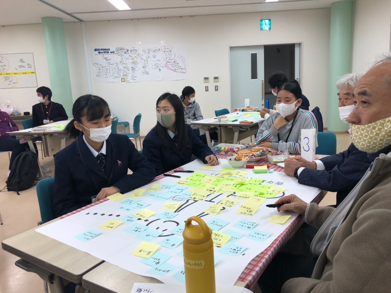 令和2年に行われた市民講座「あなたから始まる楽しい対話」でライフステージごとの目標等を考えている様子
