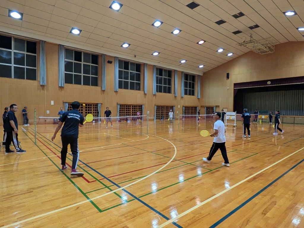 バドミントンコートを使う室内テニスのような軽スポーツ