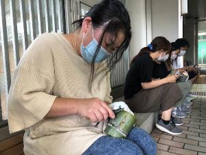 親が竹で器を作っている様子