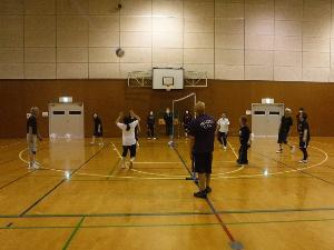 ソフトバレーボールを楽しむ参加者たち