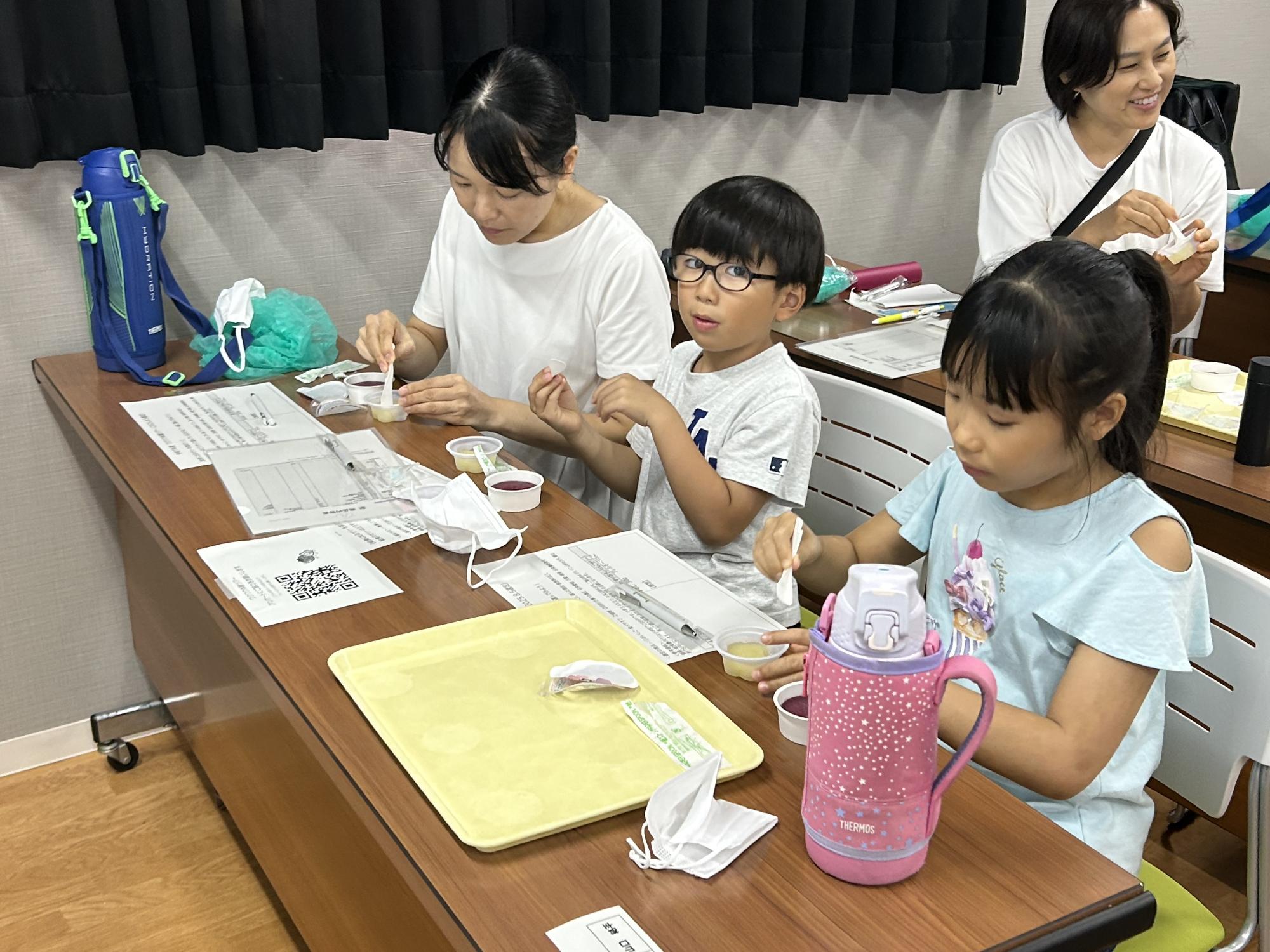 ゼリーを試食する児童