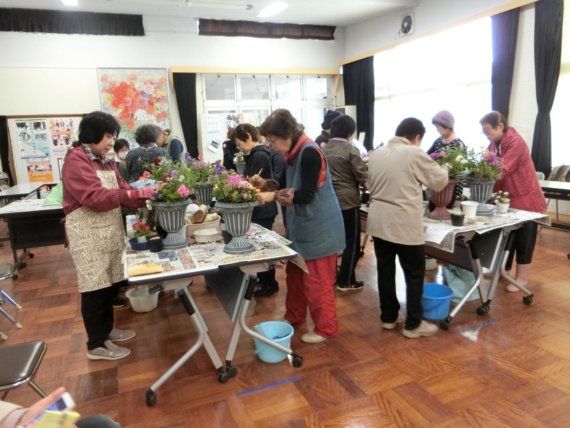 H30年四季の会の寄せ植え教室の様子