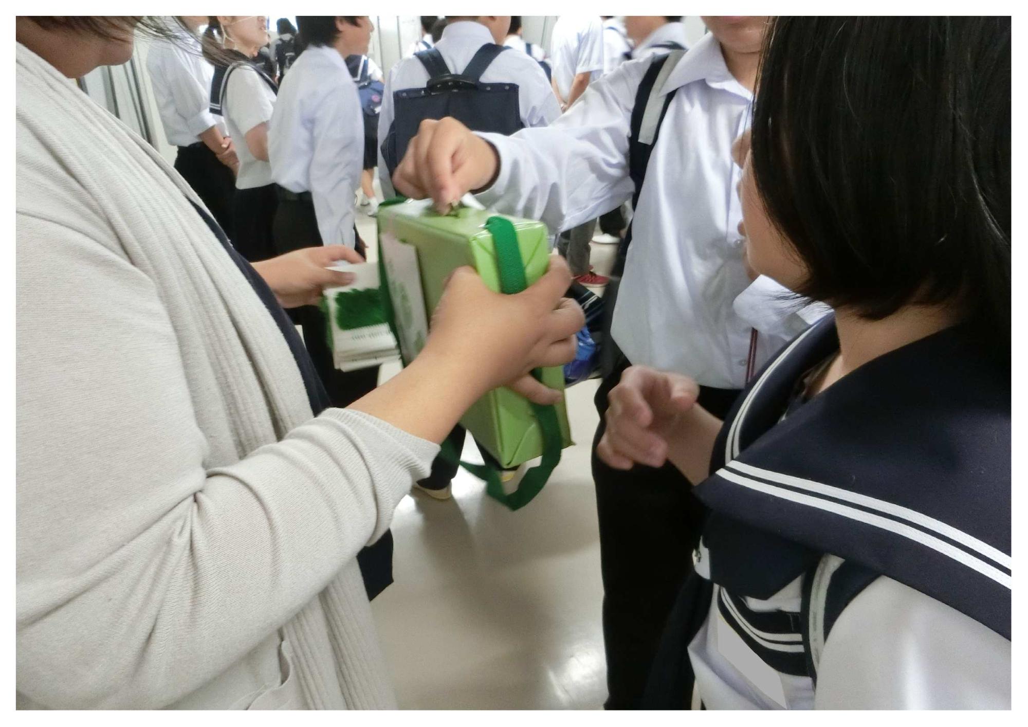 R元年浜岡中学校による緑の募金活動の様子