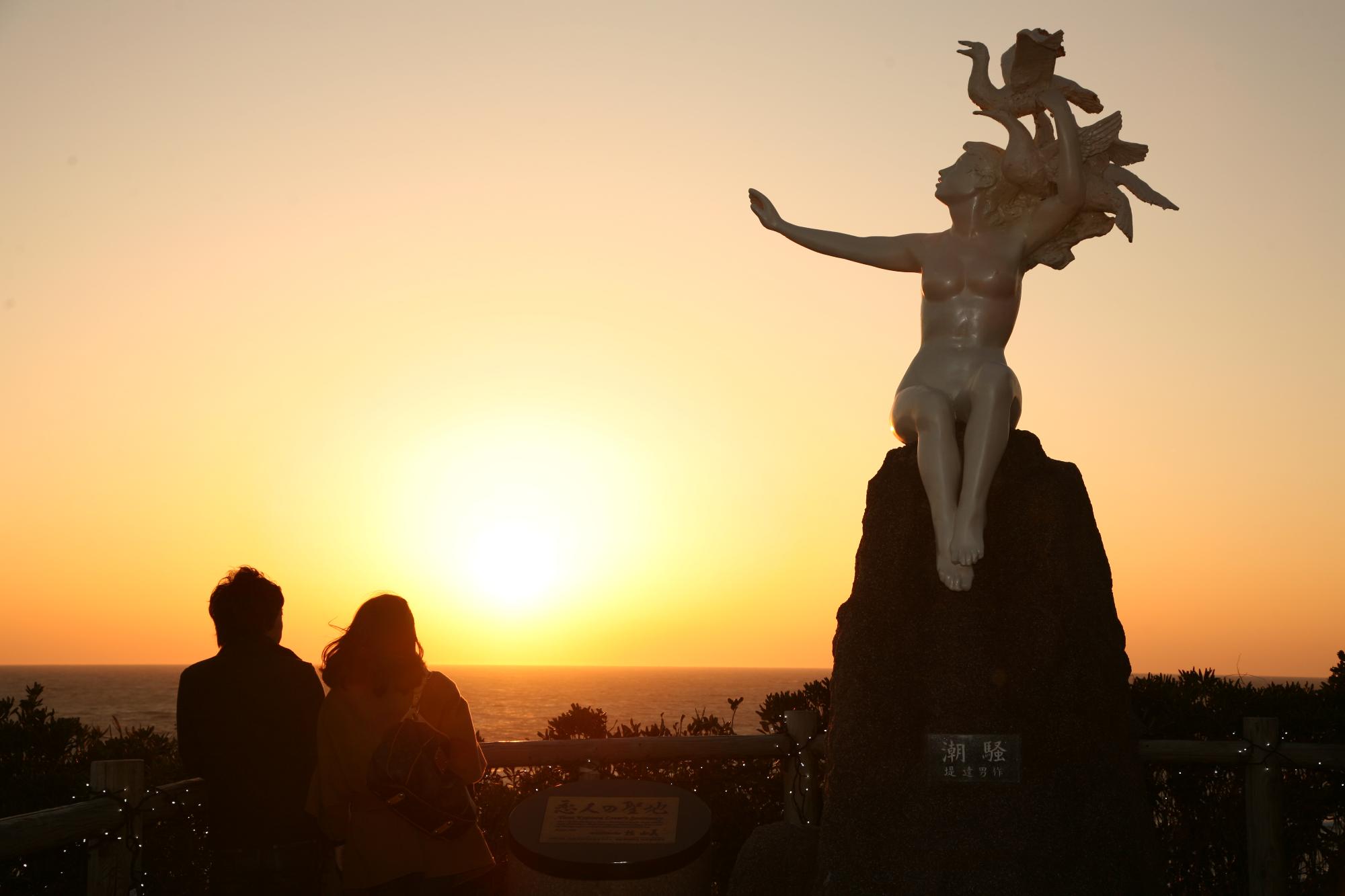 潮騒の像夕日