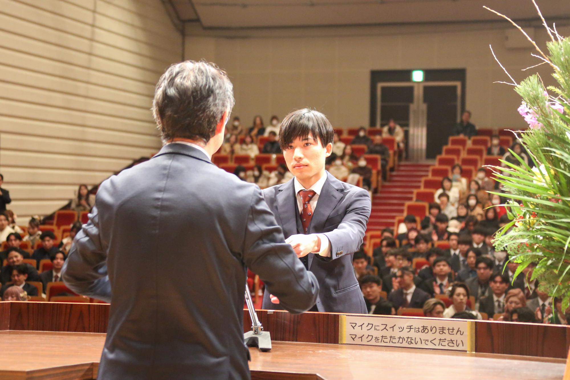 記念品贈呈(植田さん)