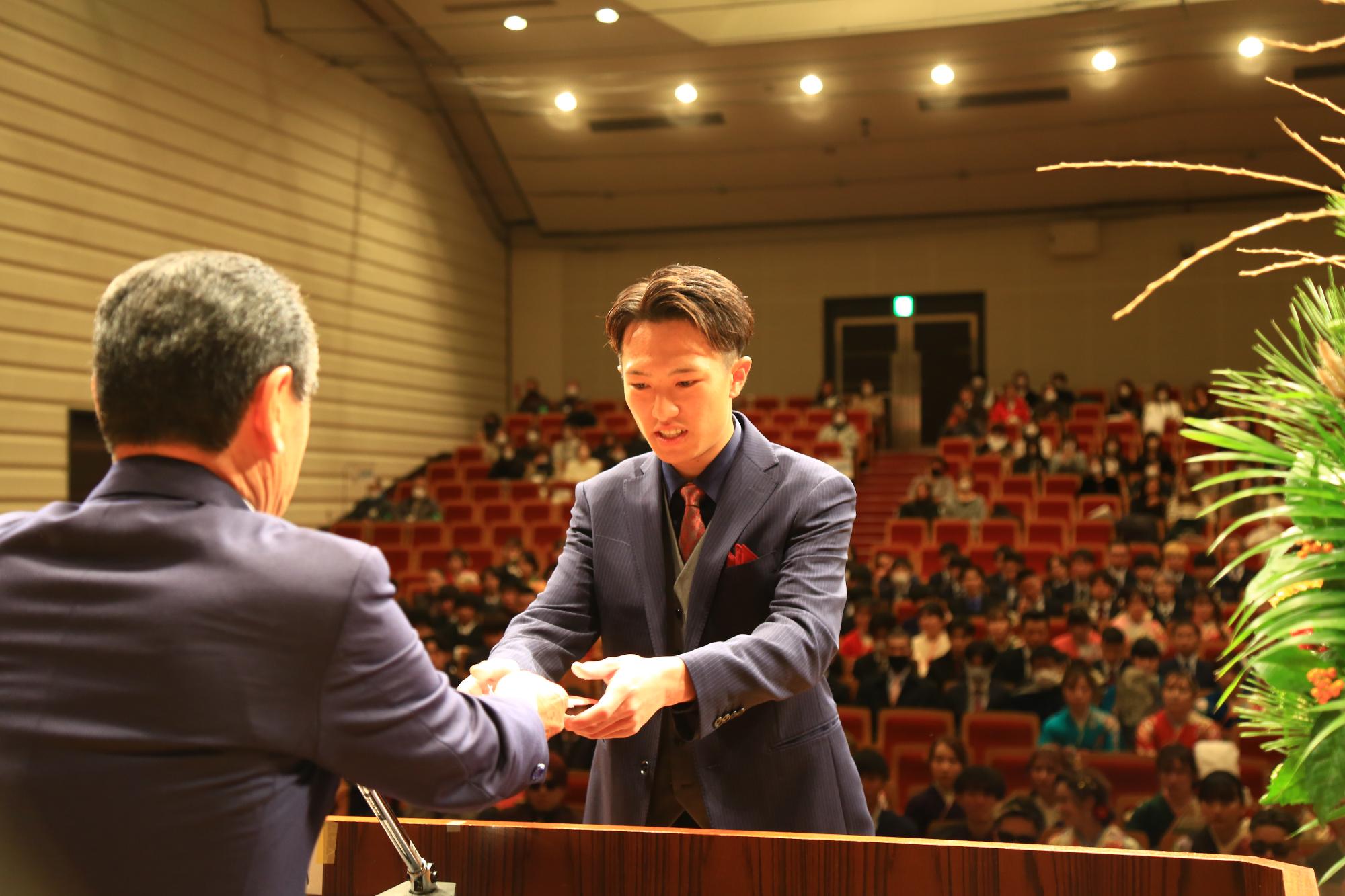 記念品贈呈（長尾さん）