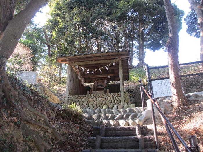 左馬武神社を斜め下から見た写真