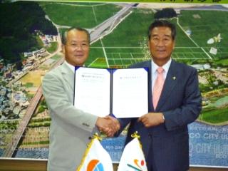 写真：握手を交わす御前崎市長（左）とウルチン郡守（右）