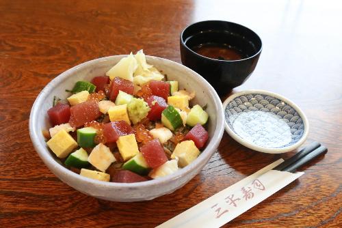 三平寿司かつお漬け入りばらちらし丼