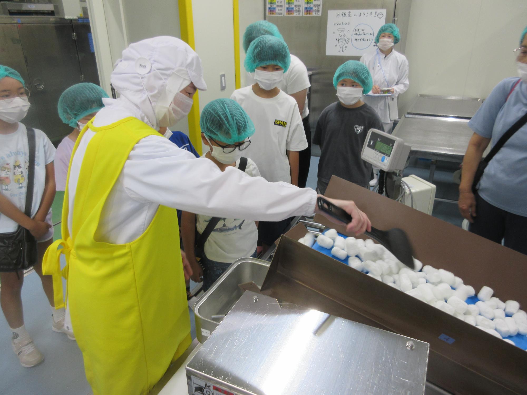 炊飯機を見学する児童